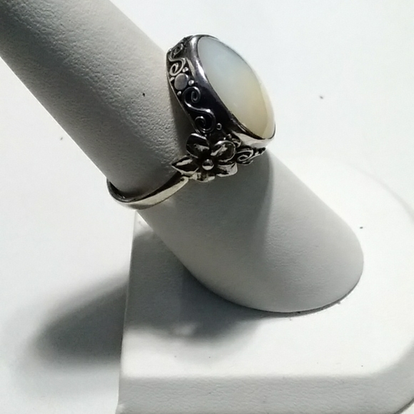 Mother of Pearl Ring - Picture 3 of 7